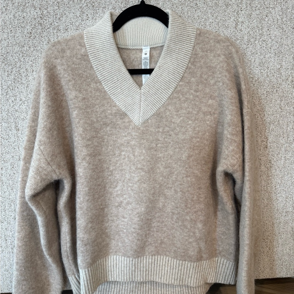 Lululemon Cozy V-Neck Pullover Sweater, size XS. NWOT - Picture 1 of 4